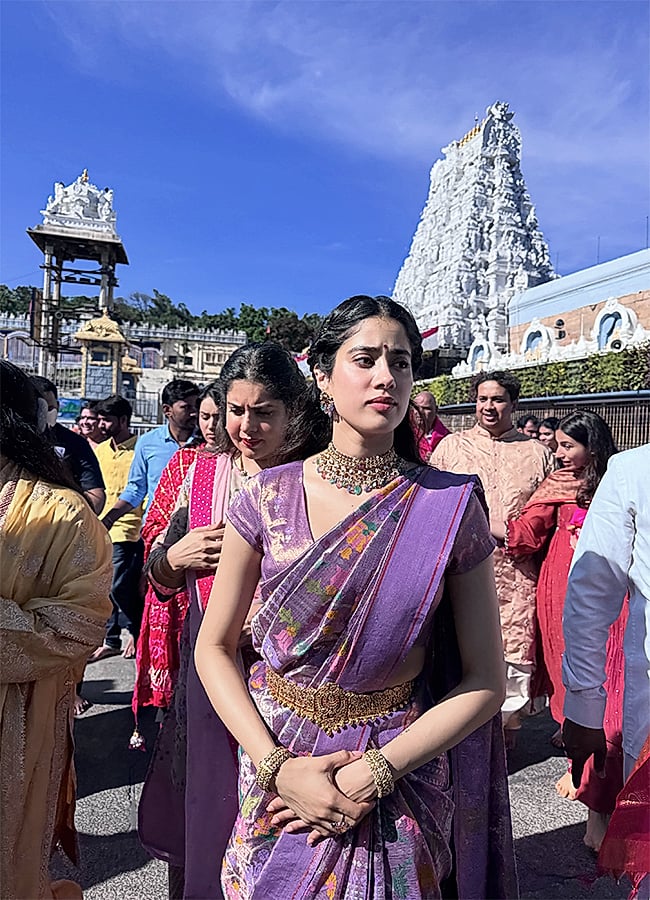 తిరుమల శ్రీవారి సేవలో మెరిసిన 'పెద్ది' భామ జాన్వీ కపూర్
