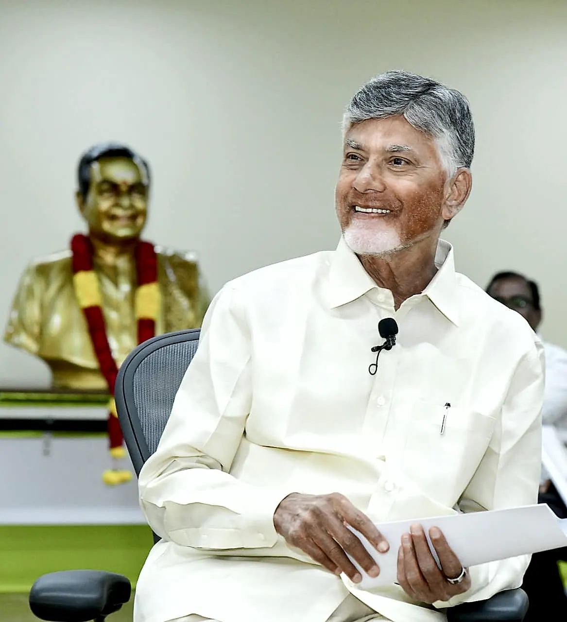 టీడీపీ కేంద్ర కార్యాలయంలో క్లస్టర్ ఇంచార్జ్‌లతో కబుర్లు