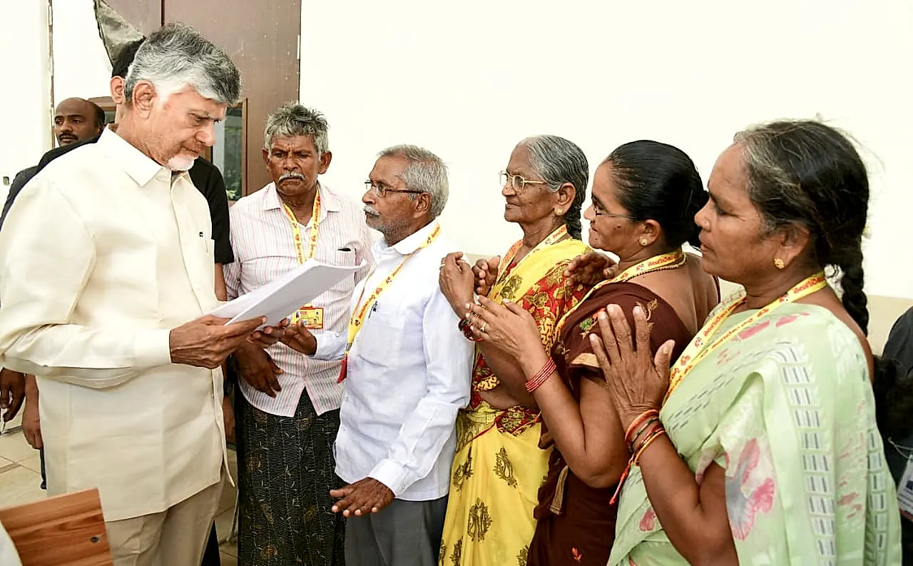టీడీపీ కేంద్ర కార్యాలయంలో ప్రజాదర్బార్ : పరిష్కారానికి హామీ ఇచ్చిన ముఖ్యమంత్రి