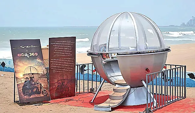 ఆర్కే బీచ్లో ఆదిత్య 369 ‘టైమ్ మెషీన్’ ప్రతిరూపం సందర్శకుల్ని మంత్రముగ్ధుల్ని చేసింది