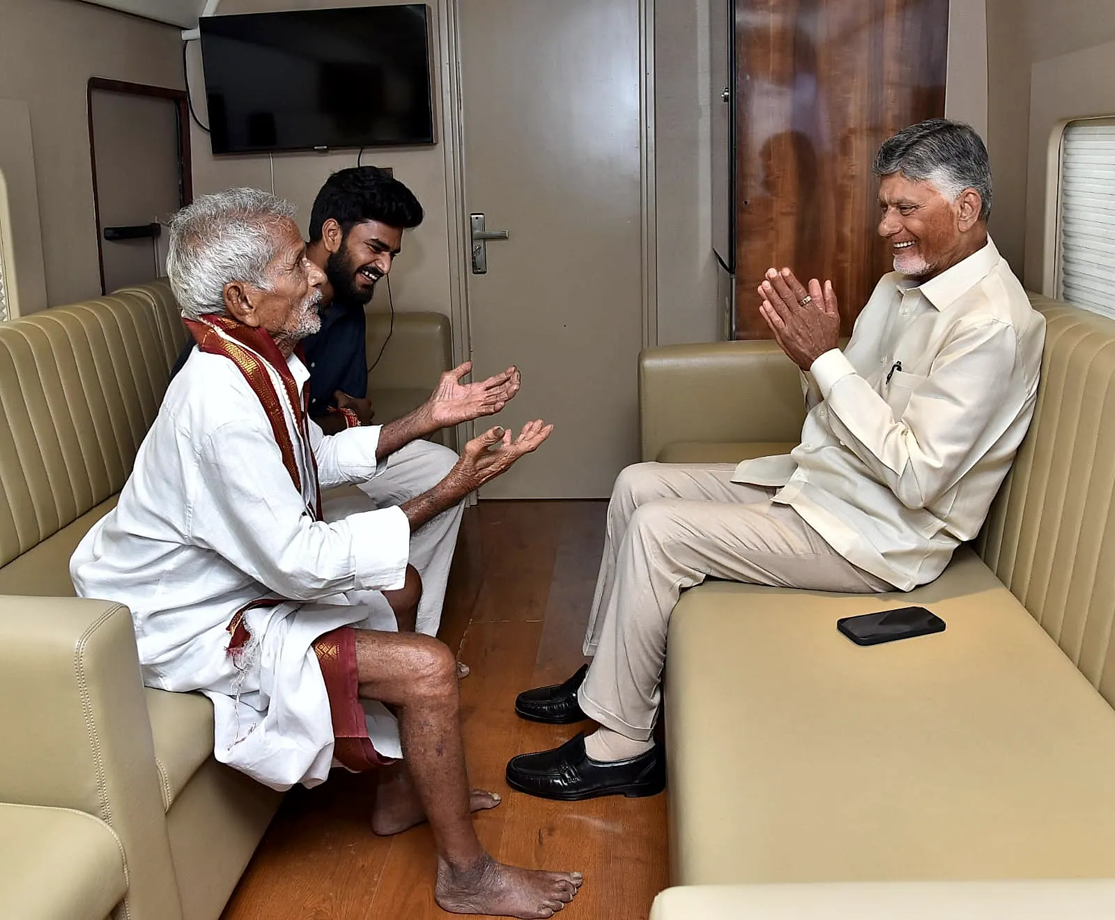వీరాభిమాని కోరిక తీర్చిన సీఎం చంద్రబాబు