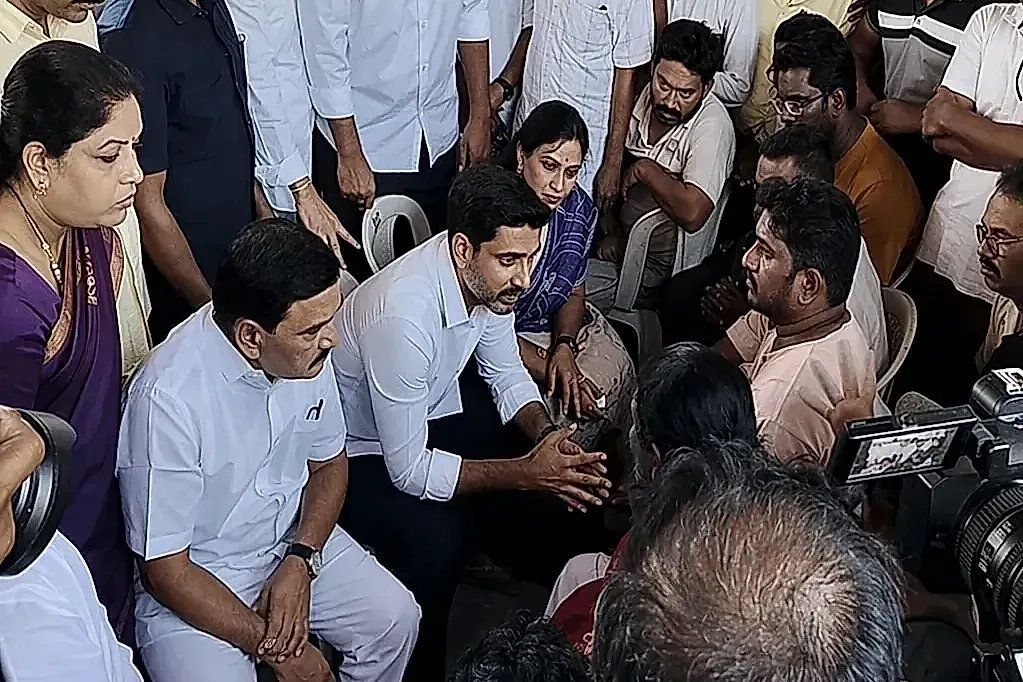 స్టీల్ ప్లాంట్ ప్రమాదం బాధిత కుటుంబాలకు మంత్రి లోకేశ్ పరామర్శ