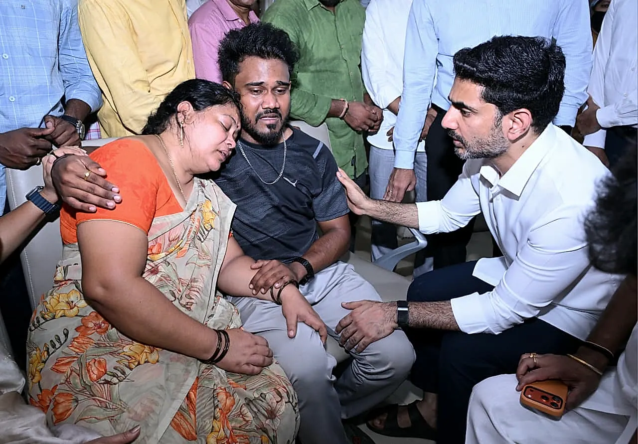 విశాఖ స్టీల్ ప్లాంట్ ప్రమాదంలో గాయపడిన కార్మికుల కుటుంబాలకు పరామర్శించిన మంత్రి నారా లోకేష్