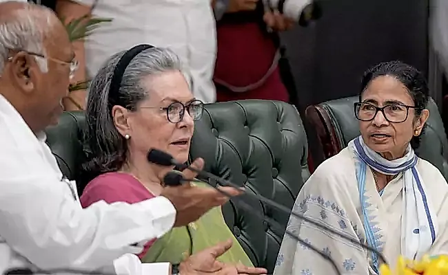 కాంగ్రెస్లో టీఎంసీ విలీనం?.. జోరుగా చర్చలు