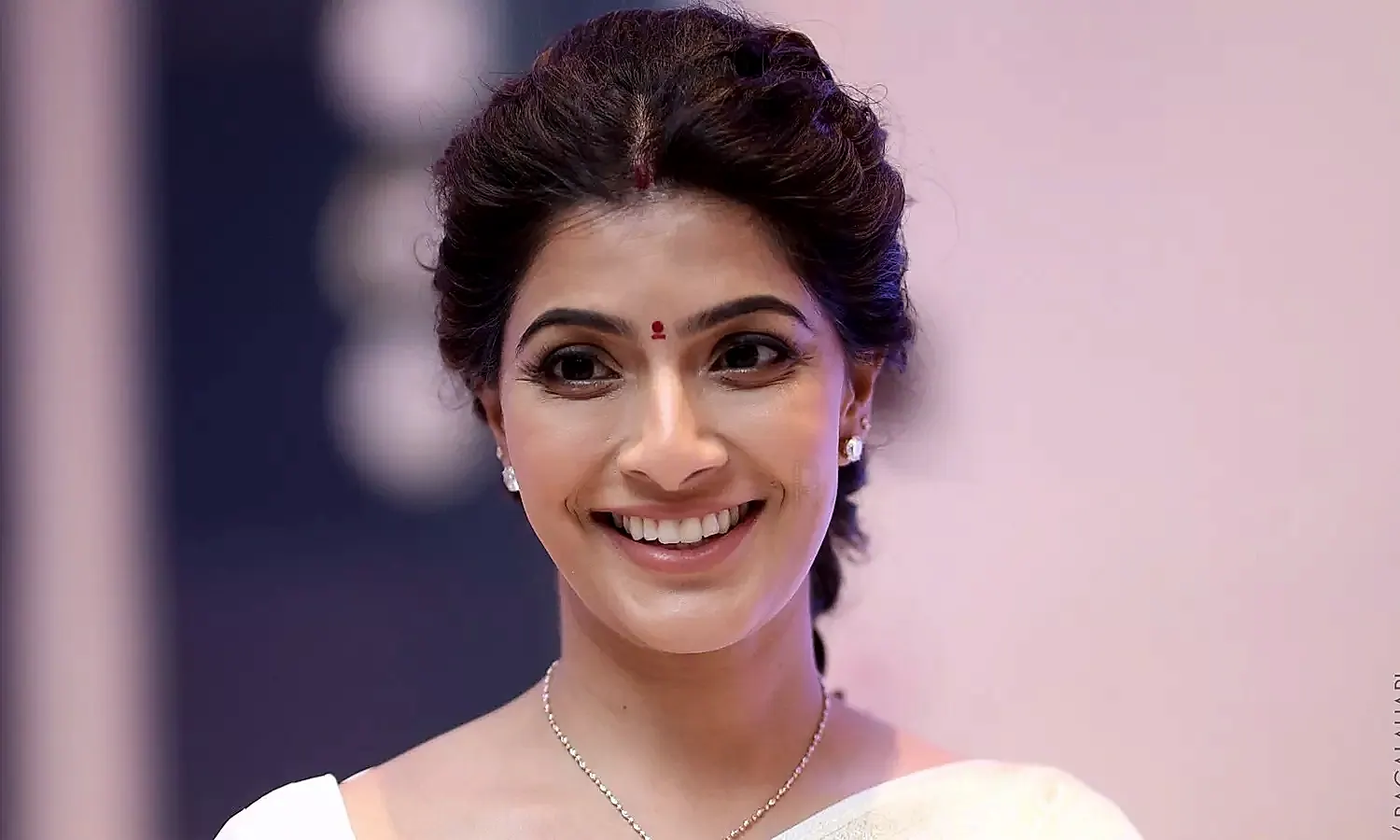 డబ్బులు తీసుకొని ప్రచారం చేయట్లేదు.. ఆరోపణలపై వరలక్ష్మీ స్పందన