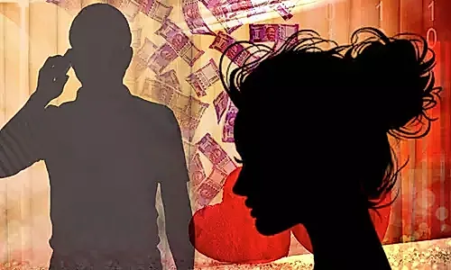 రూ.52 లక్షలు కోల్పోయిన మహిళా న్యాయమూర్తి