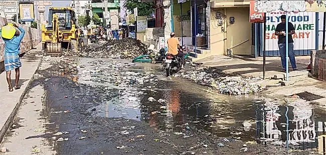 రాంనగర్ రైలు వంతెన కింద మురుగు నీటి నిల్వ.. స్థానికులకు ఇబ్బందులు