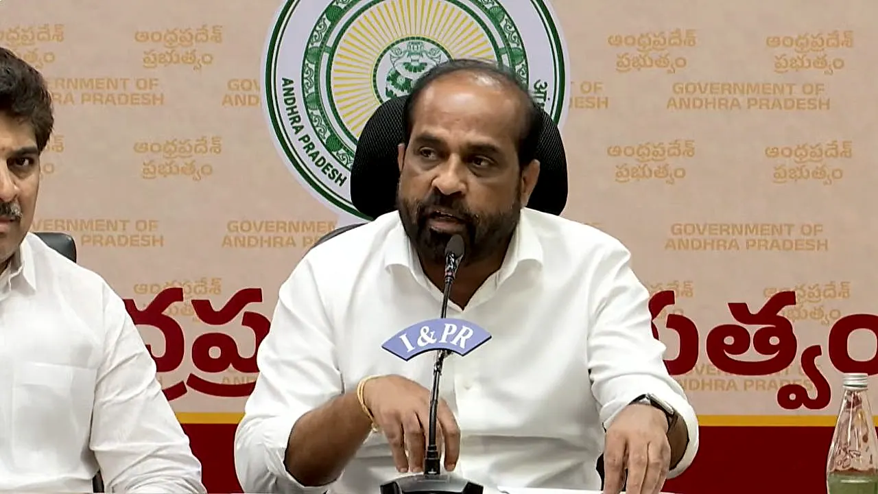 విధులకు గైర్హాజరైన 43 మంది డాక్టర్ల డిస్మిస్