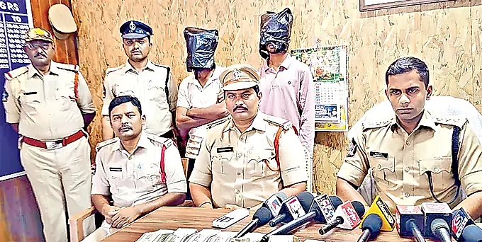 స్వర్ణకారుడి ఇంట్లో రూ.23 లక్షల చోరీ కేసు భేదం – ఇద్దరు నిందితుల అరెస్ట్