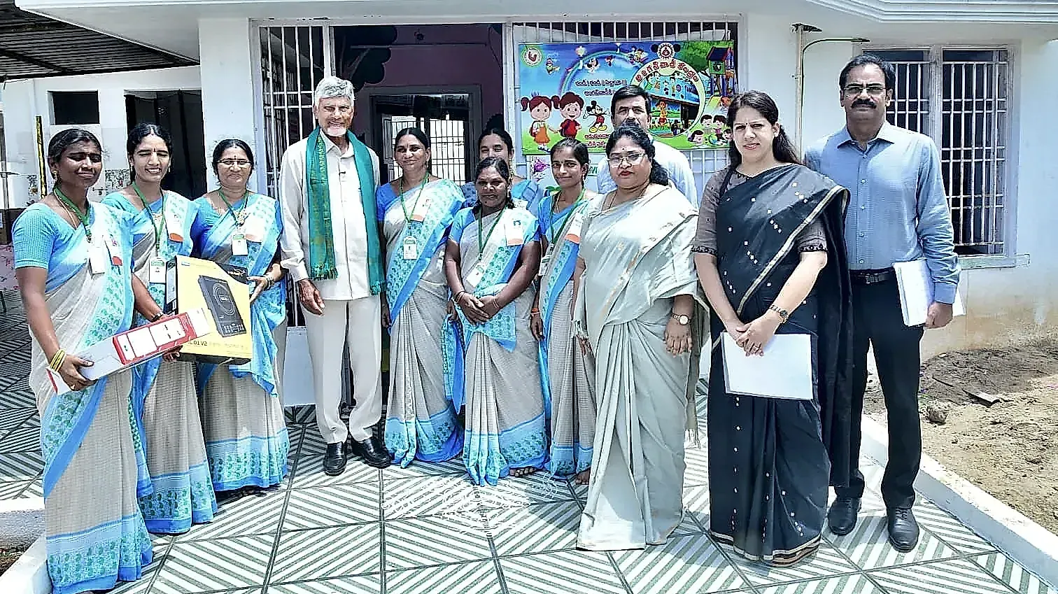 లింగంగుంట్ల అంగన్‌వాడీ కేంద్రాన్ని సందర్శించిన సీఎం చంద్రబాబు