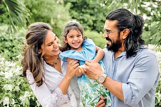 గారాలపట్టి క్లీంకార నవ్వుల్లో రామ్చరణ్–ఉపాసన దంపతులు