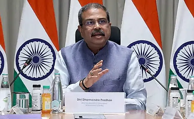 ధైర్యంగా పరీక్షకు వెళ్లండి: నీట్‌ విద్యార్థులకు ధర్మేంద్ర ప్రధాన్‌ సూచన