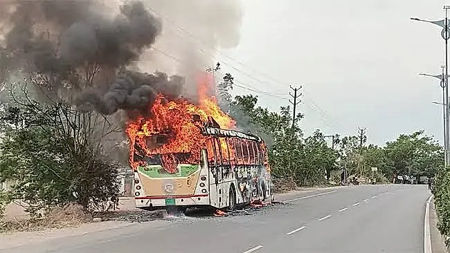 కరీంనగర్‌లో ఆర్టీసీ ఎలక్ట్రిక్‌ బస్సుకు అగ్ని ప్రమాదం