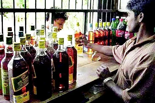 కర్నూలులో ఎకైజ్‌ విస్తృత దాడులు: అక్రమ మద్యం విక్రయాలపై కేసులు
