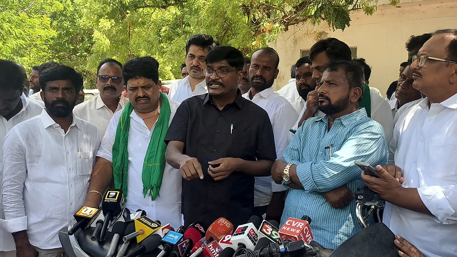 నష్టపరిహారం ఇవ్వాలంటూ కలెక్టర్ కార్యాలయం ఎదుట వైసీపీ ర్యాలీ