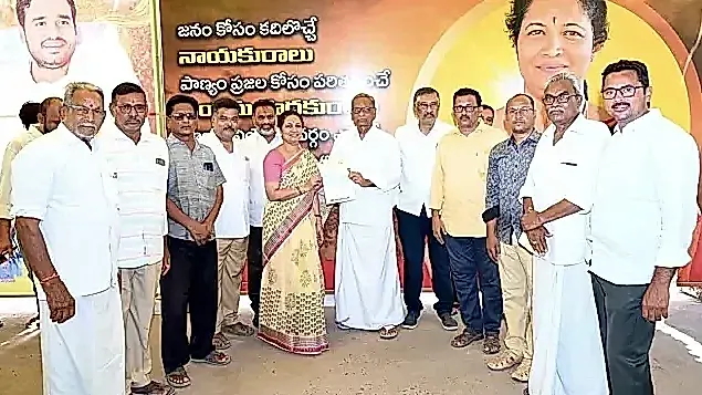 లబ్ధిదారులకు సీఎంఆర్ఎఫ్ చెక్కుల పంపిణి