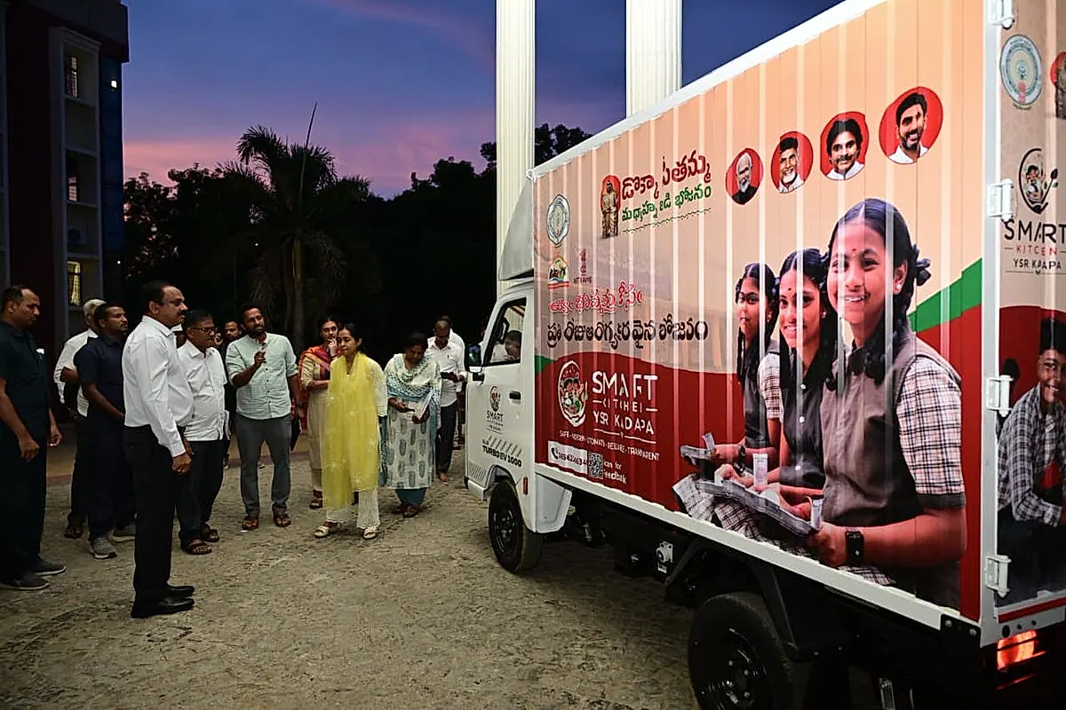 ఫుడ్ ట్రక్కుల పరిశీలించిన కలెక్టర్