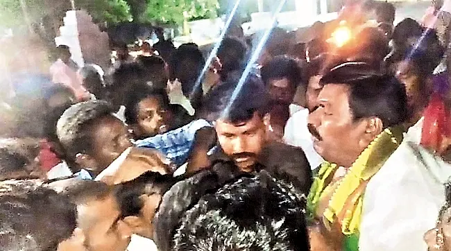 వైకాపా ఎమ్మెల్యే విరుపాక్షిని అడ్డుకున్న పార్టీ నాయకులు