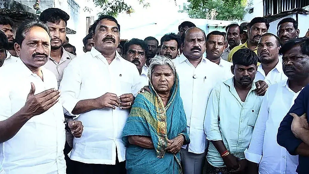 పోలీస్ వేధింపులపై సీబీఐ దర్యాప్తు డిమాండ్