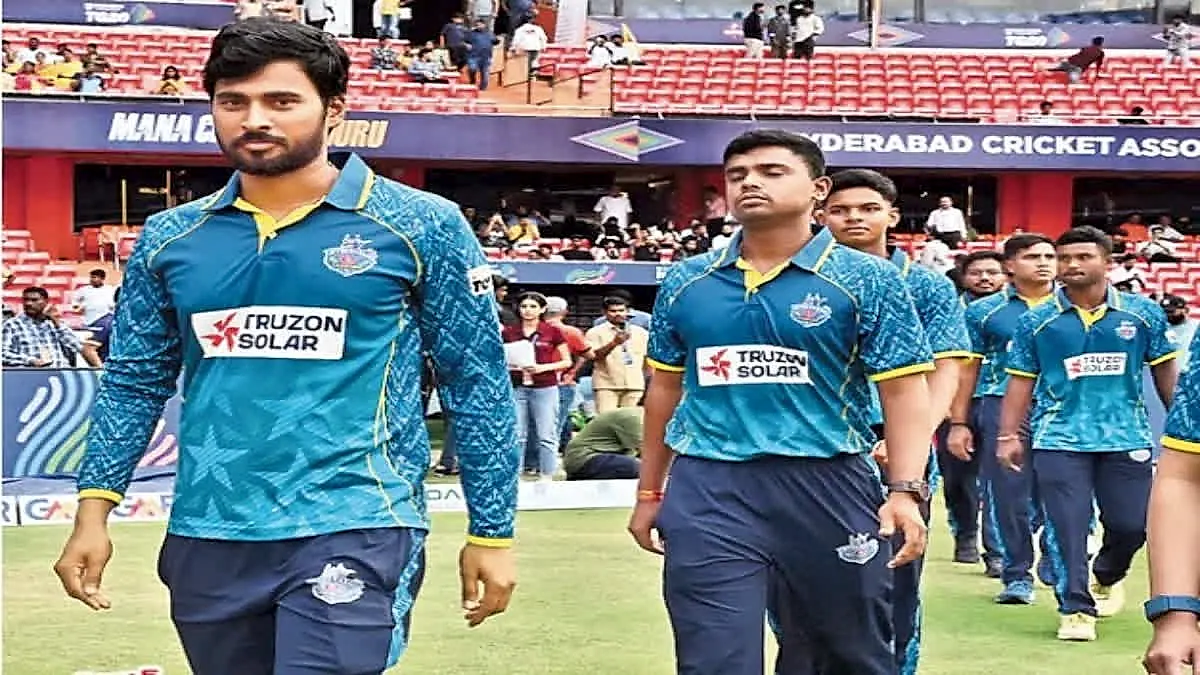 రంగారెడ్డి ఓపెనర్లు ఔట్‌.. హైదరాబాద్‌కు రెండు వికెట్లు