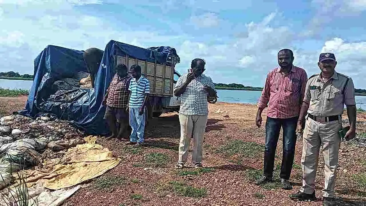 చికెన్ వ్యర్థాలు తరలించే ట్రక్ పట్టివేత