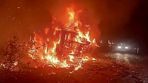 అనంతపురం ఎన్హెచ్–42పై లారీ బోల్తా: మంటల్లో డ్రైవర్ సజీవ దహనం