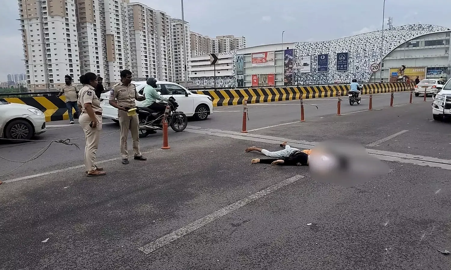 గచ్చిబౌలి ఐటీ కారిడార్‌లో ఘోర ప్రమాదం:  ఇద్దరు యువకుల మృతి