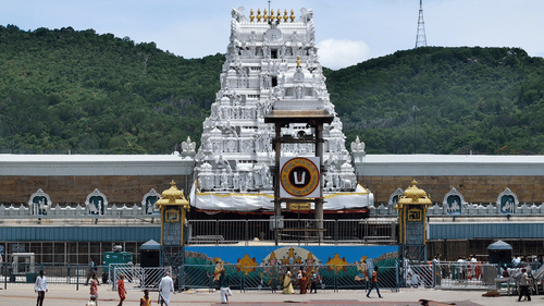 తిరుమలలో భక్తుల రద్దీ పెరగడంతో వీఐపీ దర్శనాలు రద్దు