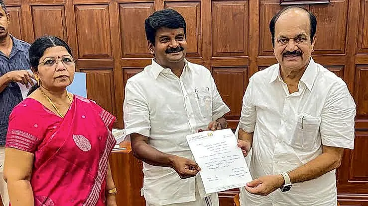 తమిళనాడులో AIADMKకు వరుస ఎదురుదెబ్బలు