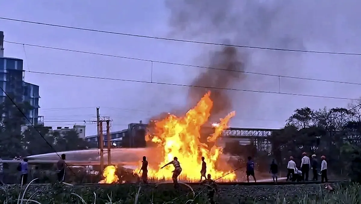నాఫ్తా పైప్లైన్ పేలుడు: 20 మంది గాయాలు
