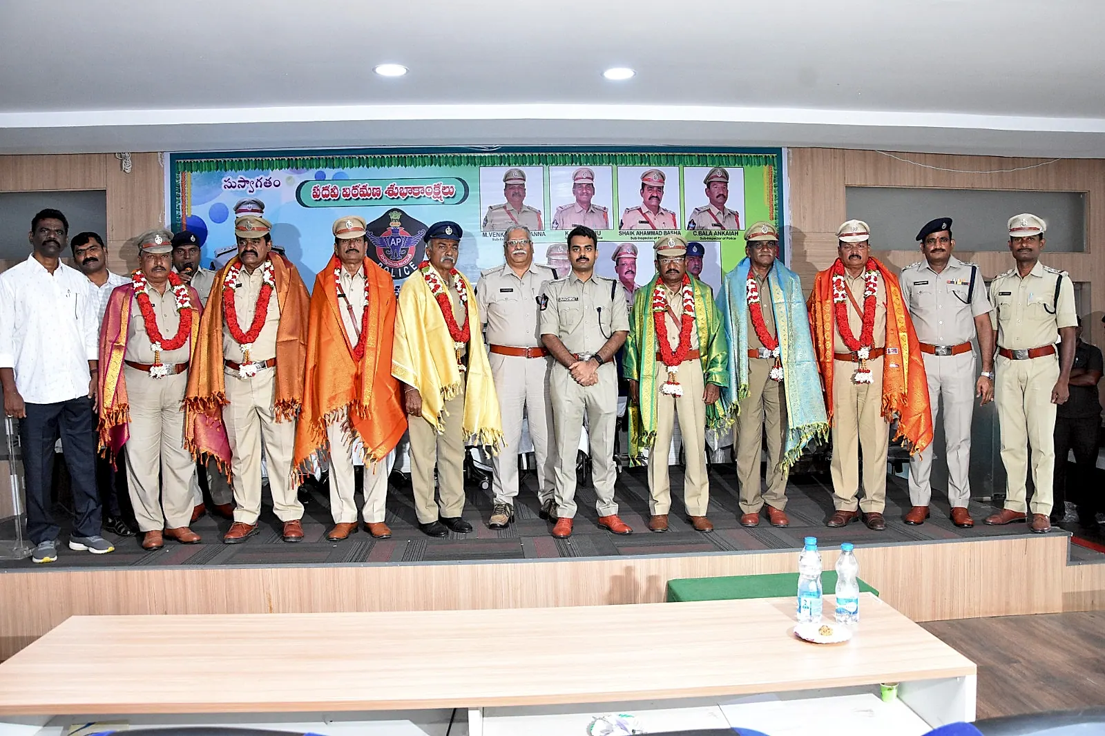 పదవీ విరమణ పొందిన పోలీస్ అధికారులకు ఎస్పీ ఘన సన్మానం