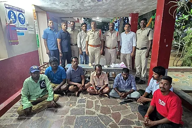 జూదగాళ్ల పై దాడి: ఏడుగురు అరెస్ట్