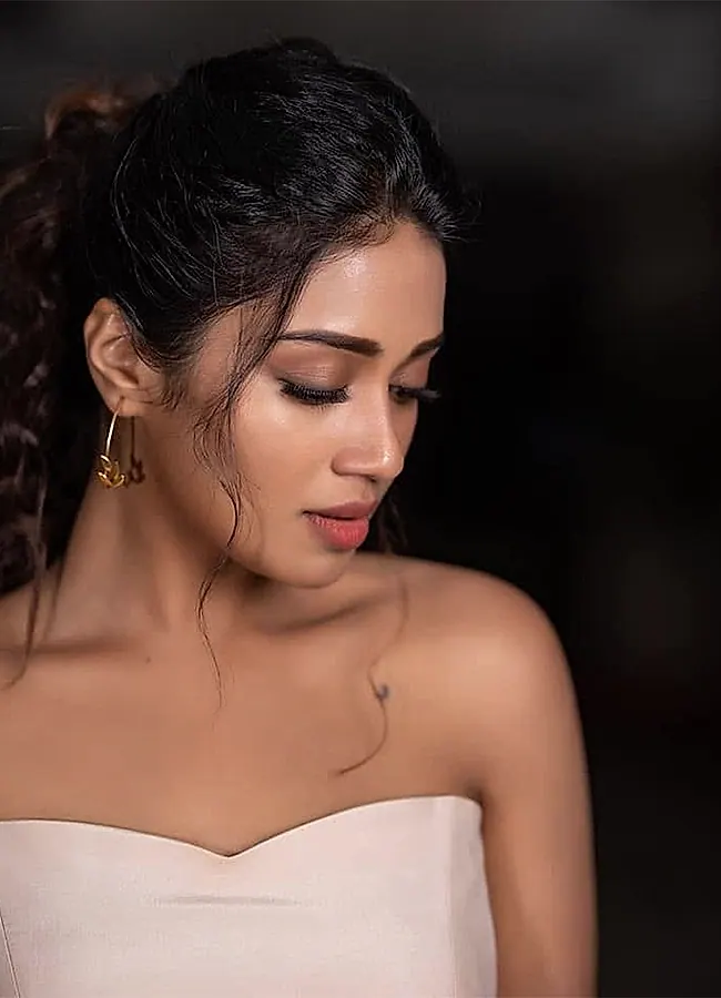 సింగ్ గీతం విజయంతో హాట్ టాపిక్‌గా మారిన నివేదా పేతురాజ్ తాజా ఫోటోషూట్