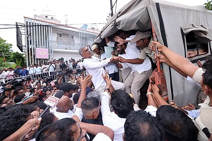 తెలంగాణ భవన్ వద్ద ఉద్రిక్తతలు.. మాజీ మంత్రి హరీష్ రావు అరెస్ట్