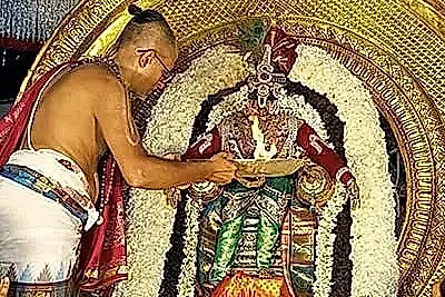 చంద్రప్రభ వాహనంపై శ్రీ కృష్ణుడు అలంకరణలో శ్రీ ప్రసన్న వేంకటేశ్వరుడు
