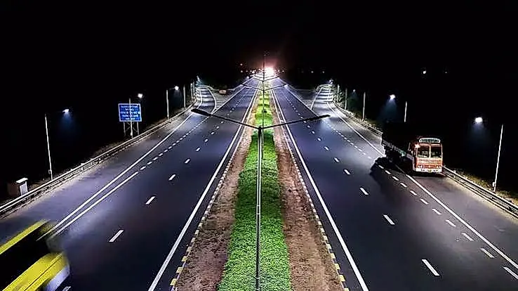 డోన్ జాతీయ రహదారిపై దొంగల బీభత్సం: పోలీసులపై రాళ్లు, సీసాలతో దాడి
