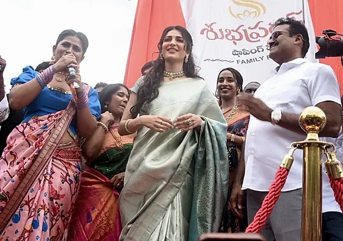 శేరిలింగంపల్లిలోని నల్లగండ్లలో సందడి చేసిన నటి శ్రుతిహాసన్