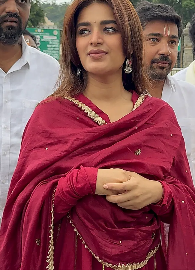 తిరుమల శ్రీవారి సేవలో నిధి అగర్వాల్