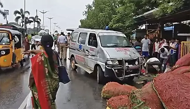 శంషాబాద్లో బొలెరో బీభత్సం: ఇద్దరు మహిళల మృతి