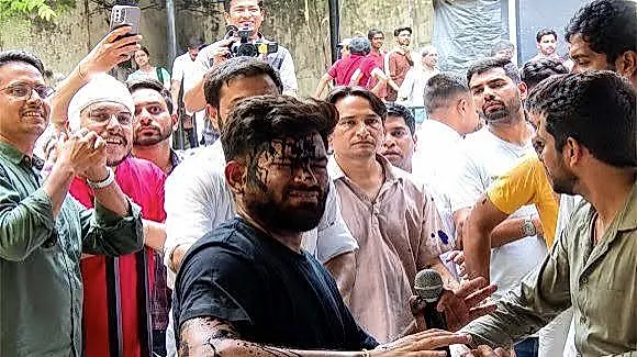 ఢిల్లీ జంతర్ మంతర్ వద్ద ఉద్రిక్తత: CJP వ్యవస్థాపకుడు అభిజీత్ దిప్కేపై సిరా దాడి