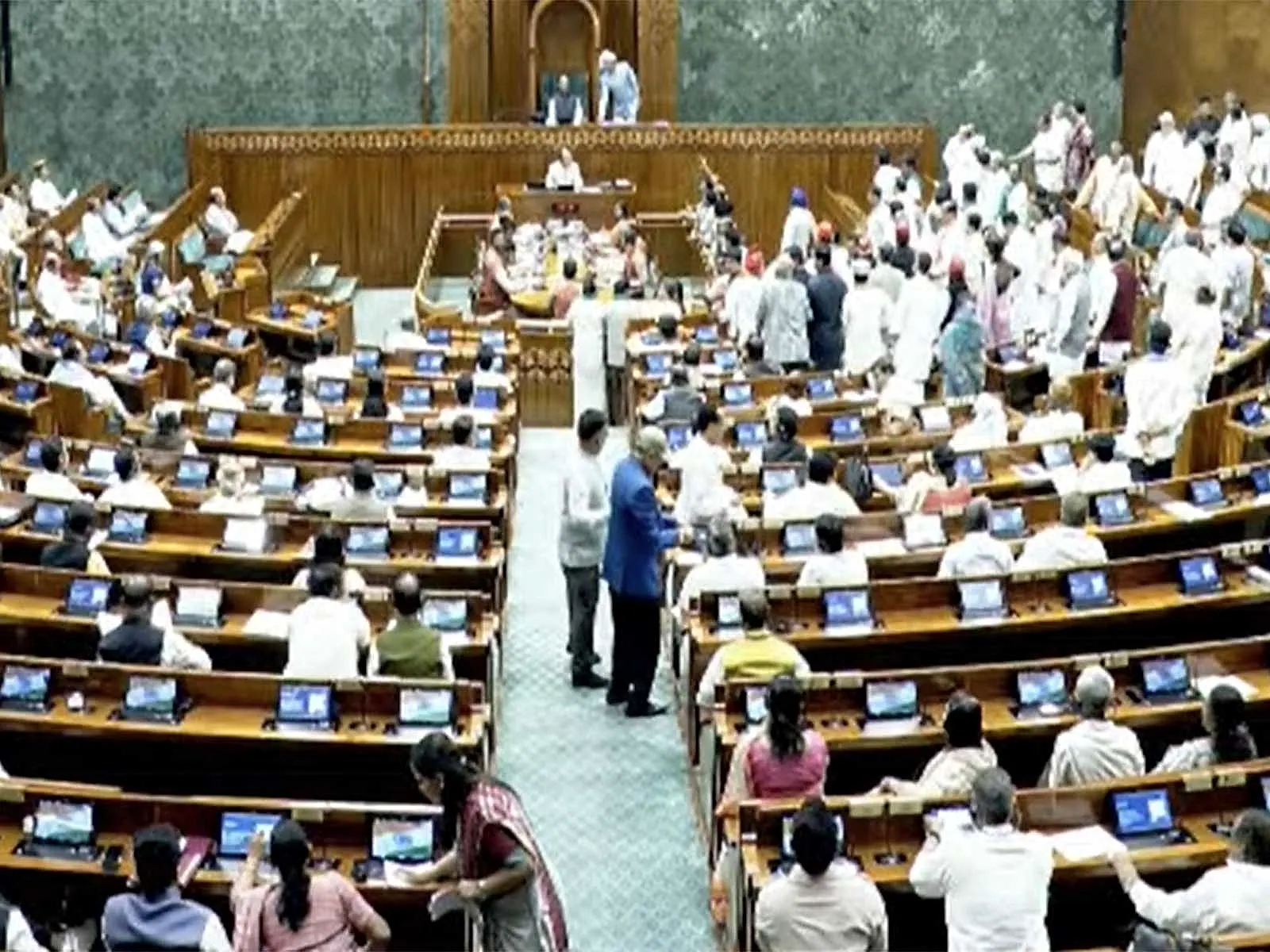 గందరగోళం మధ్య ఉభయ సభలు వాయిదా
