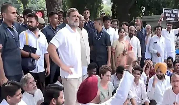 ప్రధాని నివాసం వద్ద రాహుల్ ధర్నా, నీట్ లీకేజీపై నిరసన