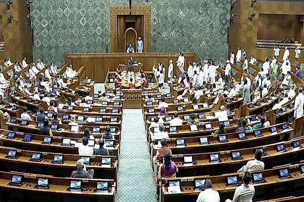 సభల్లో తీవ్ర గందరగోళం..  పార్లమెంట్‌ ఉభయ సభలు వాయిదా!