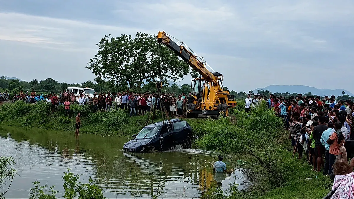 ఒడిశాలో కారు చెరువులోకి దూసుకెళ్లి ఐదుగురు మృతి