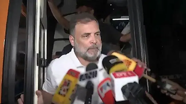 విద్యార్థుల డిమాండ్లకు సంపూర్ణ మద్దతు :  ఇండియా కూటమి కొవ్వొత్తుల ర్యాలీ