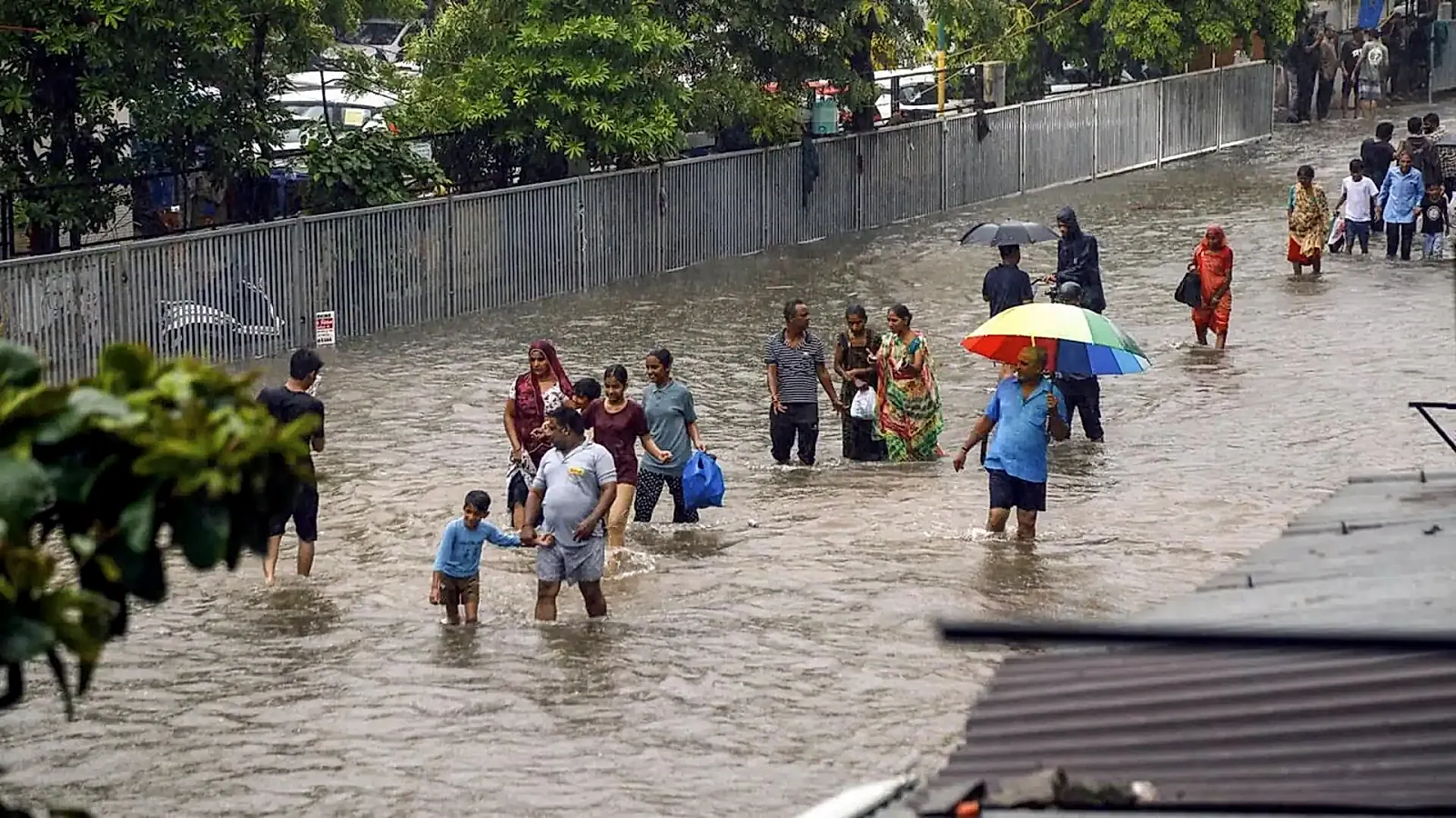 గుజరాత్‌లో ముంచెత్తిన వానలు: 36 గంటల్లో 1,200 మిల్లీమీటర్ల వర్షపాతం