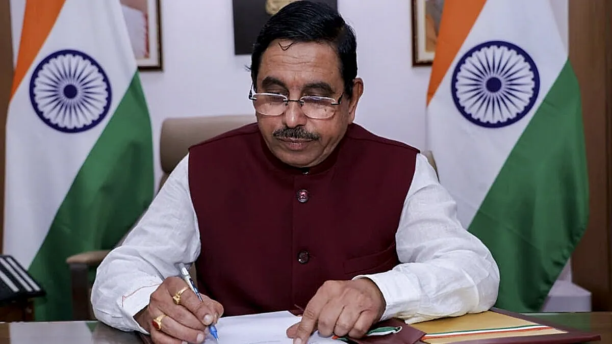 మంత్రి ప్రహ్లాద్ జోషికి కేంద్ర విద్యాశాఖ బాధ్యతలు