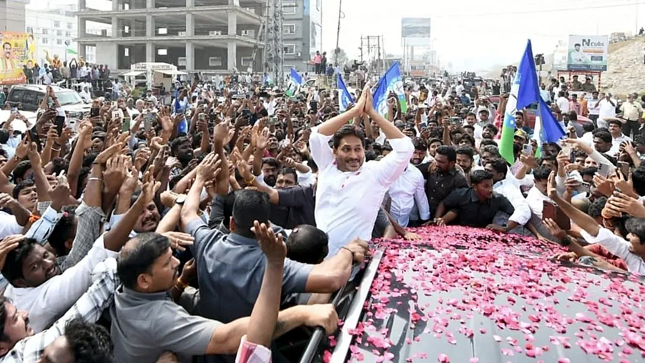 వైఎస్‌ జగన్‌ శ్రీకాకుళం పర్యటనపై ఉత్కంఠ..   పోలీసుల ఆంక్షలు.. ర్యాలీలు, సభలకు నో పర్మిషన్‌