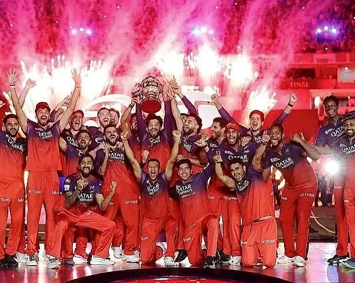 అరుదైన ఘనతతో ముందంజలో RCB