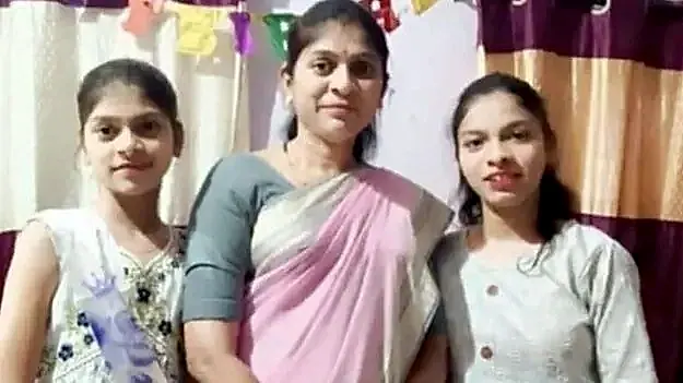 వరదలో కొట్టుకుపోయిన కారు.. తల్లీకూతుళ్ల మృతి